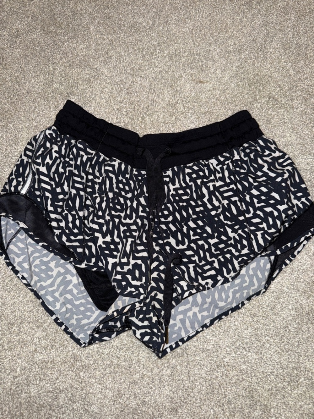 Black & White Abstract Print Women’s Shorts Lululemon hotty hot
